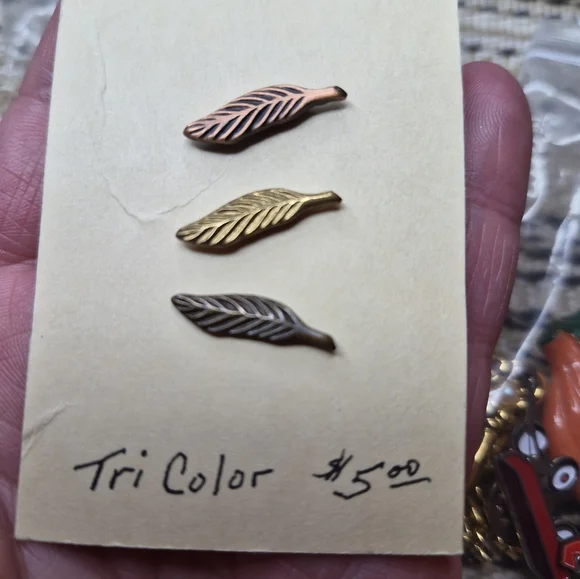 Vintage Pin Lot Angel Red Wagon Key Red Dress Pumpkin Feathers - Picture 3 of 3